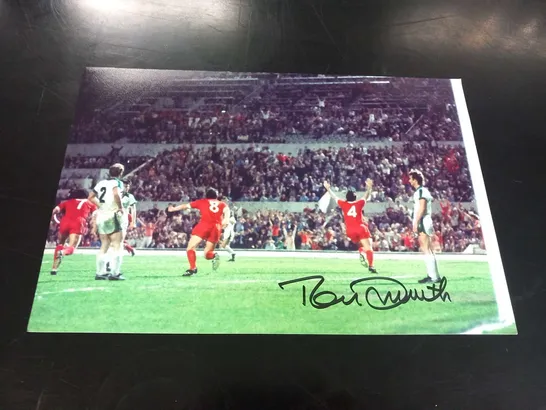 SIGNED PHOTOGRAPH OF LIVERPOOL'S TOMMY SMITH CELEBRATING SCORING AGAINST BORUSSIA MOENCHENGLADBACH