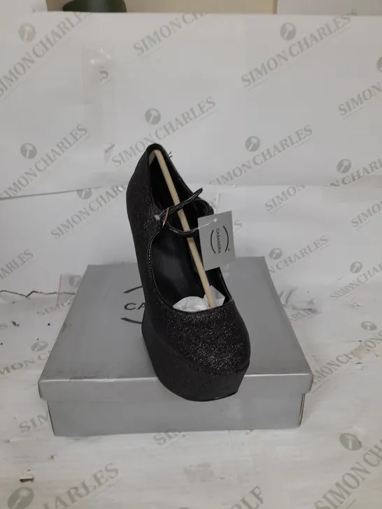 BOXED PAIR OF CASANDRA PLATFORM STRAP SHOE IN BLACK GLITTER SIZE 6