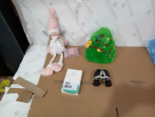 BOX OF APPROXIMATELY 30 ASSORTED HOUSEHOLD ITEMS TO INCLUDE TILI FACIAL CLEANSING BRUSH, DESIGNER BINOCULARS, DESIGNER CHRISTMAS TREE HAT ETC