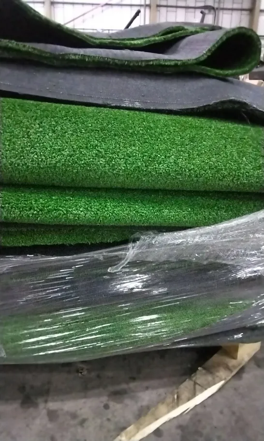 PALLET OF APPROX 15 UNBRANDED ASTRO TURF IN DARK GREEN - SIZE UNSPECIFIED 