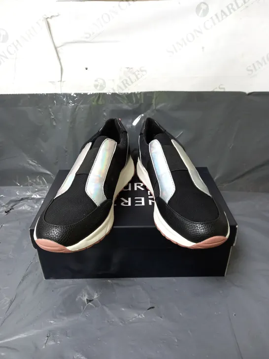 NATURALIZER LADIES SLIP ON TRAINERS BLACK AND SILVER SIZE 5.5