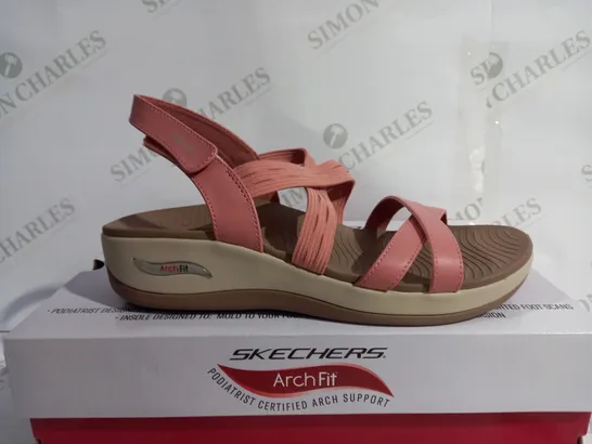 BOXED PAIR OF SKECHERS ARCHFIT HEELED OPEN TOE SANDALS - SIZE 7