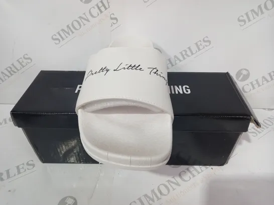 BOXED PAIR OF PRETTY LITTLE THING OPEN TOE SLIDERS IN WHITE EU SIZE 39