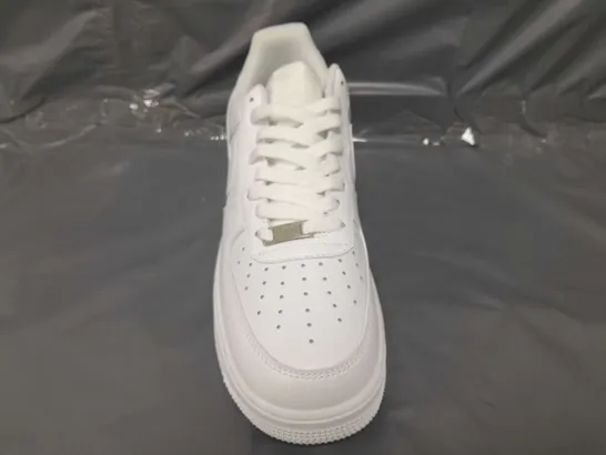 BOXED PAIR OF NIKE AIR FORCE 1 '07 SHOES IN WHITE UK SIZE 9