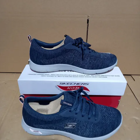 SKECHERS ARCH FIT NAVY TRAINERS, UK SIZE 5.5