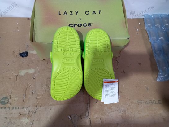 BOXED PAIR OF CROCS SIZE M6 W8