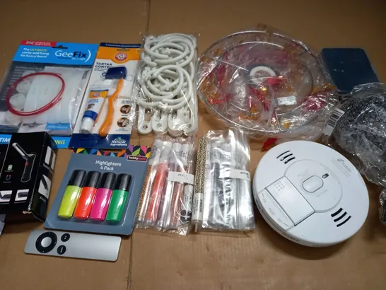 LARGE QUANTITY OF ASSORTED HOUSEHOLD ITEMS TO INCLUDE GEEFIX KIT, CRAFTING ITEMS AND SOLAR LIGHTS