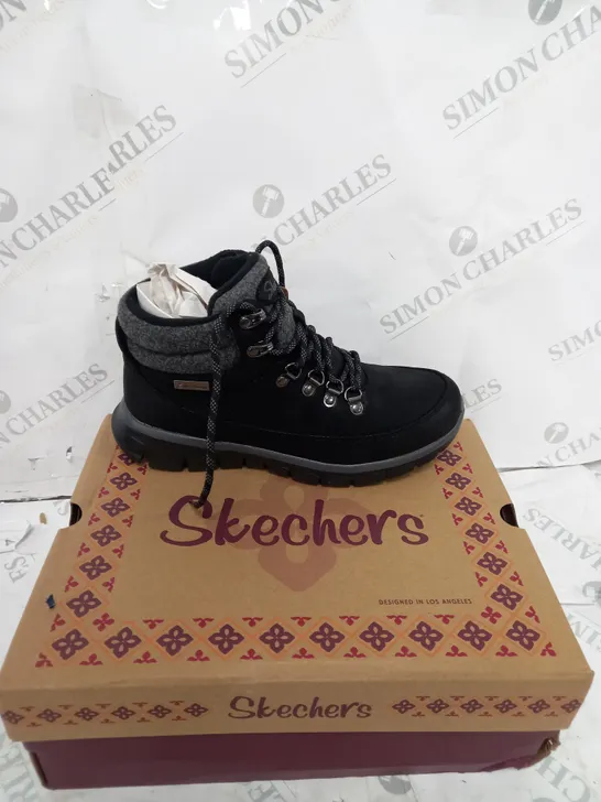 BOXED SKECHERS SYNERGY WARM TECH BOOTS, BLACK - SIZE 5