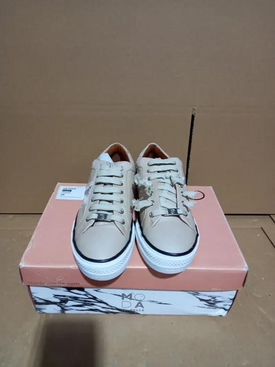 MODA LACE UP CREAM AND SNAKE PRINT SIZE 5 TRAINERS