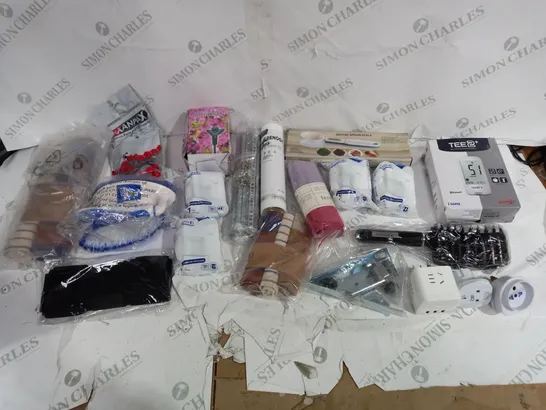 LOT OF APROXIMATELY 12 ASSORTED HOUSEHOLD ITEMS TO INCLUDE KURIN DISH CLOTH SET, TE2+ BLOOD GLUCSE TEST, AND DIGITAL SPOON SCALE ETC. 