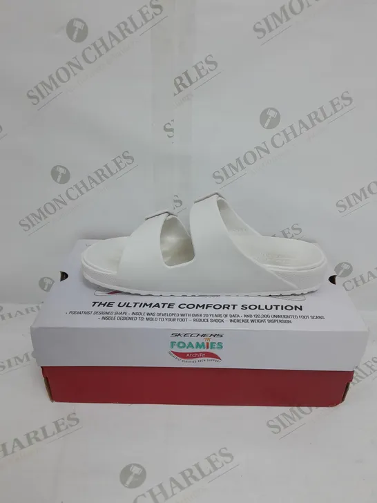 BOXED PAIR OF SKECHERS ARCH FIT FOAMIES SLIDE SANDALS IN WHITE SIZE 6