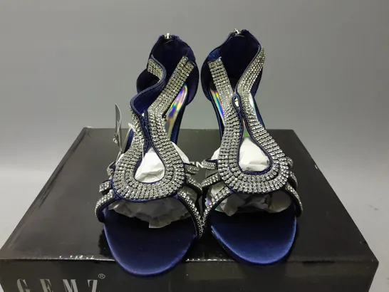 BOXED PAIR OF GEMZ LONDON OPEN TOE HEELS IN NAVY SATIN - SIZE 3