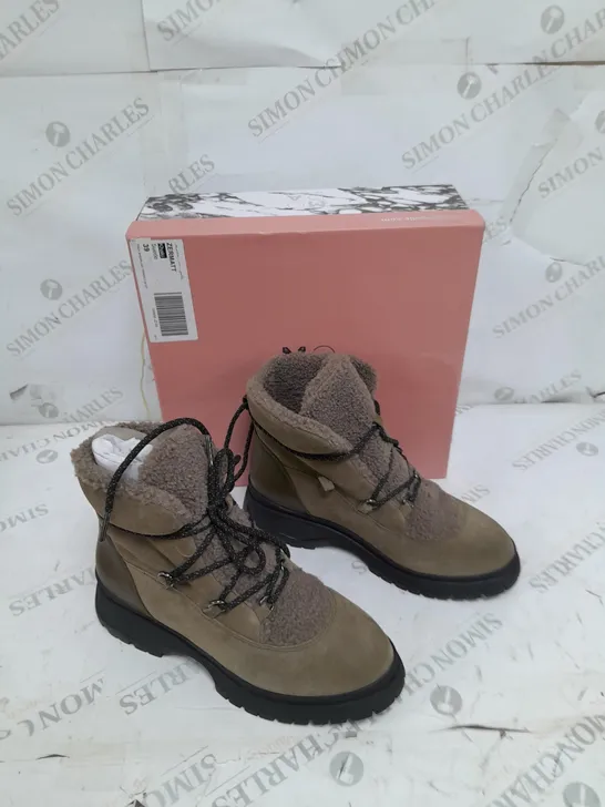 BOXED PAIR OF MODA IN PELLE ZERMATT KHAKI TRIMMED BOOTS IN SUEDE SIZE 39 