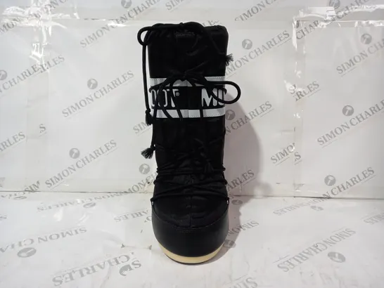 PAIR OF TECNICA MOON BOOTS IN BLACK UK SIZE 6/7.5