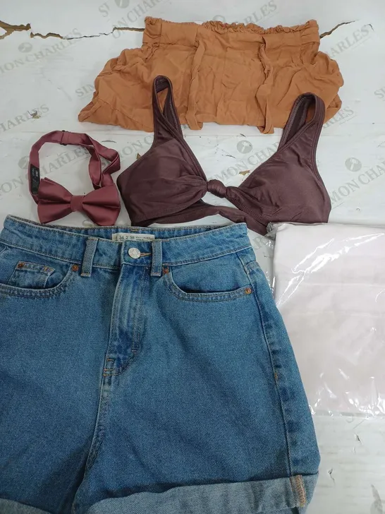 BOX OF APPROXIMATELY 22 ASSORTED CLOTHING ITEMS TO INCLUDE - DENIM SHORTS , SKIRT , TOP ETC