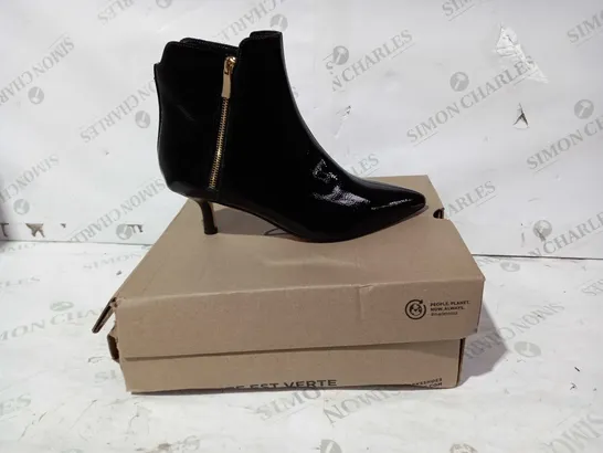 BOXED PAIR OF CLARKS SIDE ZIP LOW HEELED ANKLE BOOTS IN BLACK UK SIZE 7