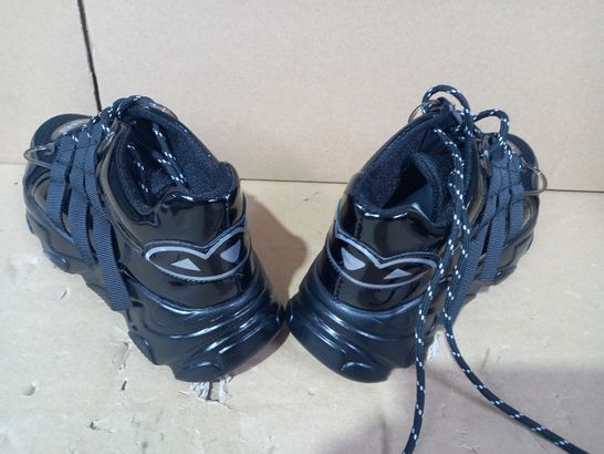 BOXED PAIR OF DESIGNER FOOTWEAR IN BLACK EU SIZE 39