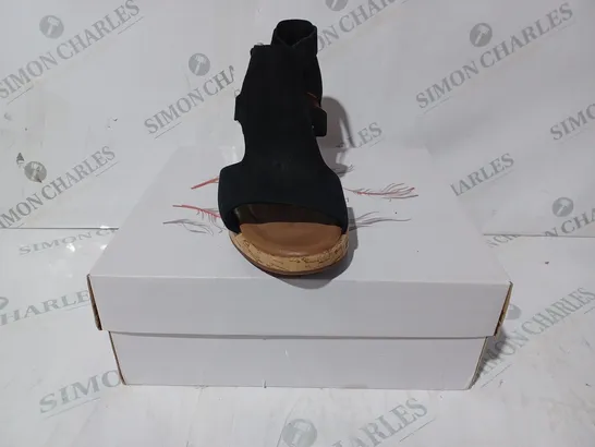 BOXED PAIR OF CLARKS UN PLAZA STRAP WIDE FIT NUBUCK WEDGE SANDALS IN BLACK - UK SIZE 6