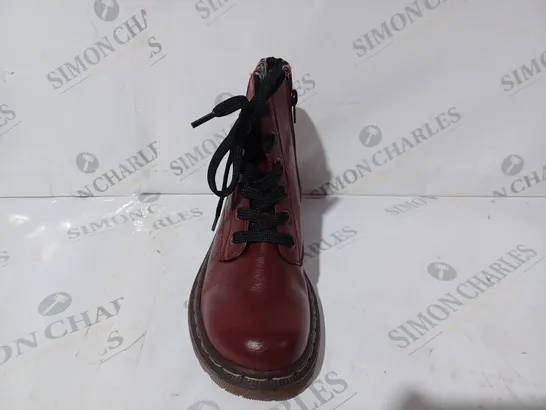 BOXED PAIR OF RIEKER RED INTEREST COLOUR BOOT SIZE 4