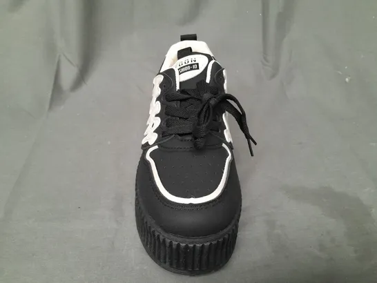 BOXED PAIR OF FASHION PLATFORM SNEAKERS IN BLACK/WHITE EU SIZE 39