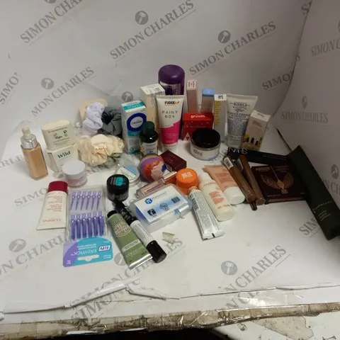BOX OF ASSORTED COSMETICS TO INCLUDE CLARINS, NARS, GRUUM ETC 