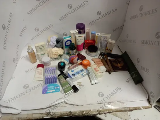 BOX OF ASSORTED COSMETICS TO INCLUDE CLARINS, NARS, GRUUM ETC 