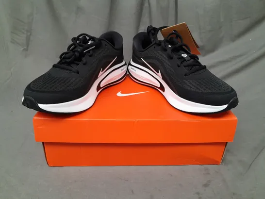 BOXED PAIR OF NIKE JOURNEY RUN SHOES IN BLACK/WHITE UK SIZE 4.5