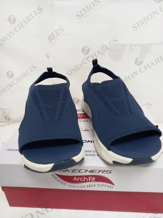 BOXED PAIR OF SKECHERS CITY CATCH SANDALS IN NAVY SIZE 7