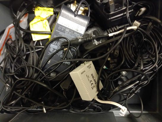 LOT OF APPROXIMATELY 15 ASSORTED ELECTRICAL ITEMS, TO INCLUDE USB-C ADAPTER, AV CABLE, ETC