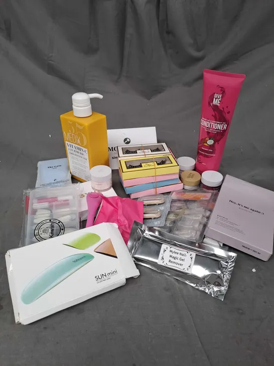 APPROXIMATELY 20 ASSORTED COSMETIC PRODUCTS TO INCLUDE ESTRID RAZER, GIVE ME CONDITIONER, MEDIX BRIGHTENING CREAM ETC