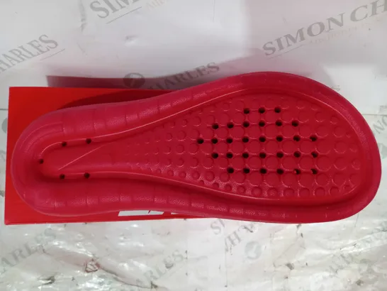 BOXED PAIR OF NIKE VICTORI ONE SHOWER SLIDERS IN RED UK SIZE 8