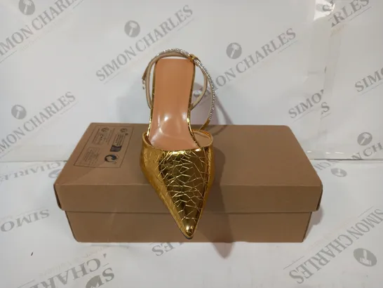 BOXED PAIR OF DESIGNER POINTED TOE HEELS IN METALLIC GOLD W. JEWEL EFFECT STRAP EU SIZE 37
