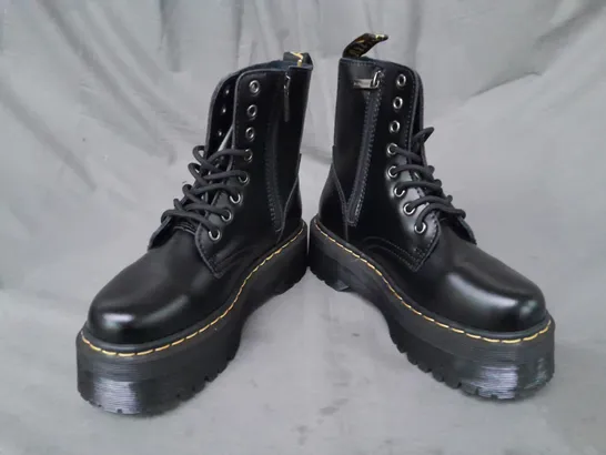 BOXED PAIR OF DR MARTENS 1462 ANKLE BOOTS IN BLACK UK SIZE 4