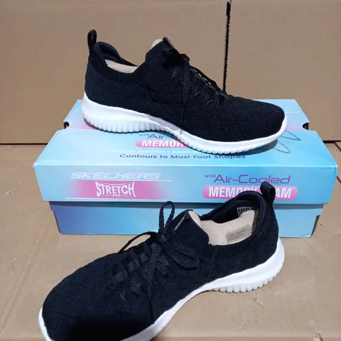 SKECHERS STRETCH FIT MEMORY FOAM BLACK/PINK TRAINERS - SIZE 4