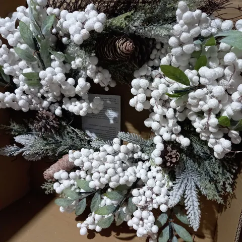 WHITE BERRY PRE-LIT CHRISTMAS WREATH 