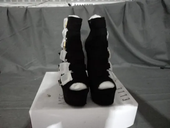 APPROXIMATELY 10 BOXED PAIR OF ELLE VIXEN HEELED PLATFORM OPEN TOE SHOES IN BLACK SIZE 7.5 