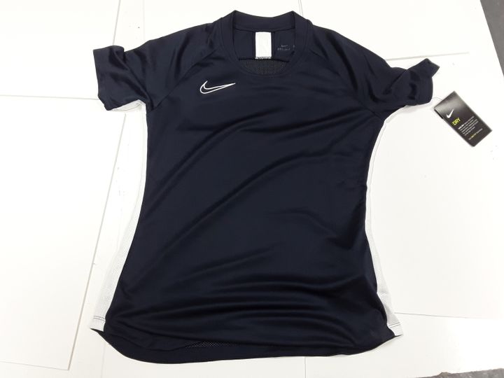 Lot 6086: NIKE T SHIRT SIZE S - Simon Charles Auctioneers