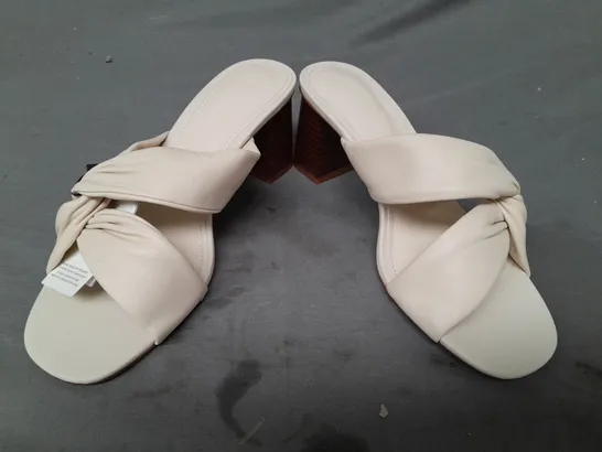 BOXED PAIR OF MNG OPEN TOE BLOCK HEEL SANDALS IN CREAM UK SIZE 5