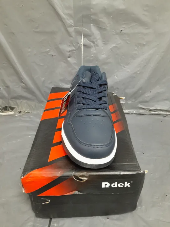 BOX OF RDEK TWIN STRIPE LACE TRAINER SIZE 8 