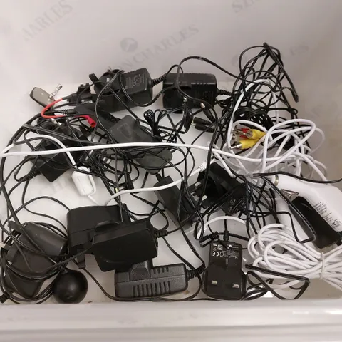 BOX OF APPROX 50 ITEMS TO INCLUDE ASSORTED POWER CABLES, CAR CHARGERS AND 5AMP FUSES