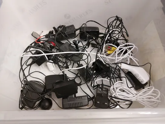 BOX OF APPROX 50 ITEMS TO INCLUDE ASSORTED POWER CABLES, CAR CHARGERS AND 5AMP FUSES