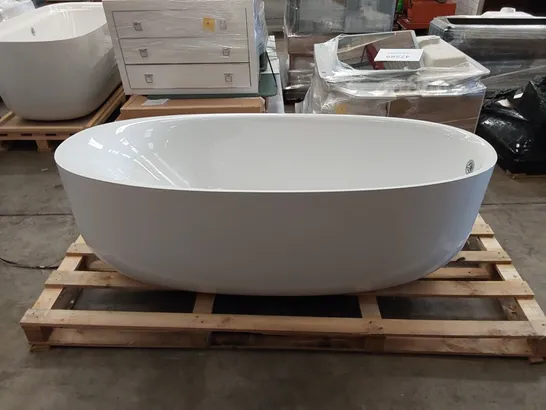 DESIGNER BATH IN WHITE WITH CLICK WASTE