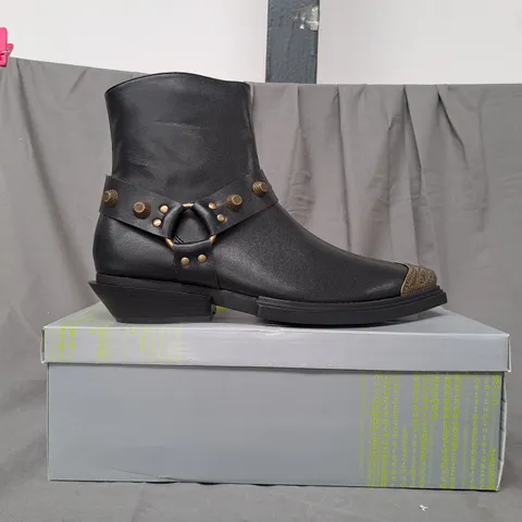 BOXED PAIR OF KOI SOUL RENDER COWBOY BOOTS IN BLACK/BRONZE EFFECT UK SIZE 10