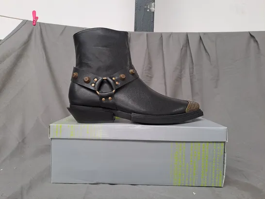 BOXED PAIR OF KOI SOUL RENDER COWBOY BOOTS IN BLACK/BRONZE EFFECT UK SIZE 10