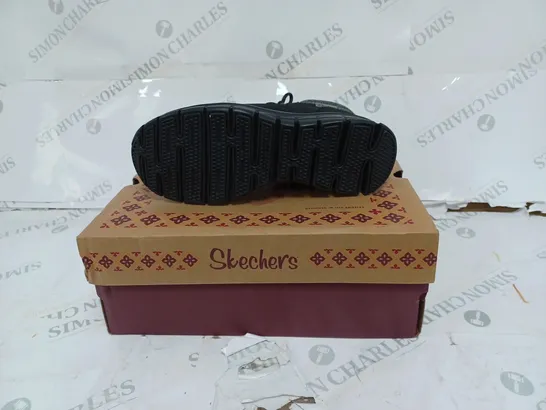 BOXED SKECHERS SYNERGY WARM TECH BOOT- SIZE 4.5