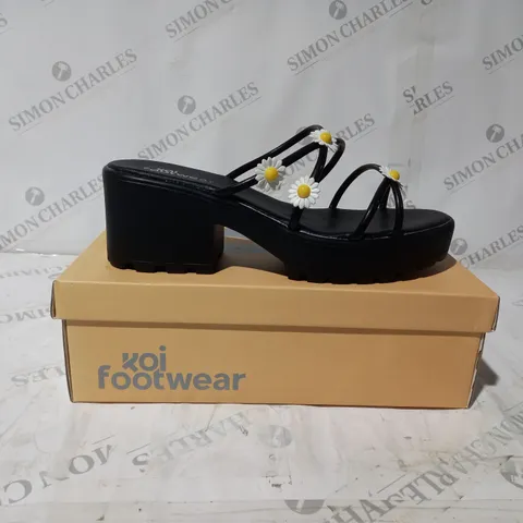 BRAND NEW BOXED PAIR OF KOI VEGAN LEATHER BLOOMING DAISY OASIS STRAPPY SLIDERS IN BLACK UK SIZE 9