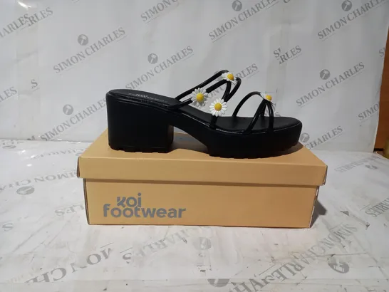 BRAND NEW BOXED PAIR OF KOI VEGAN LEATHER BLOOMING DAISY OASIS STRAPPY SLIDERS IN BLACK UK SIZE 9