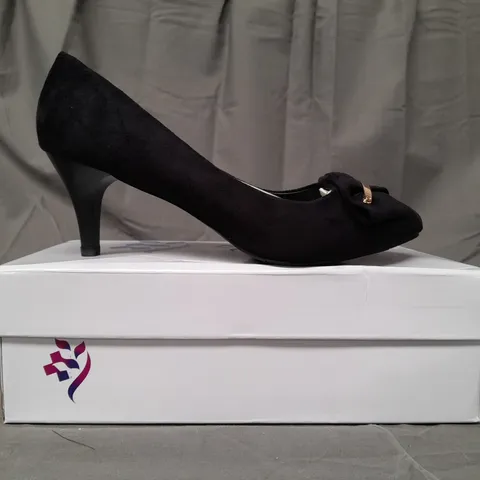 BOX OF APPROXIMATELY 18 PAIRS OF LAVANDA U6866 HEELED SLIP-ON SHOES IN BLACK W. ROSE GOLD EFFECT DETAIL - VARIOUS SIZES