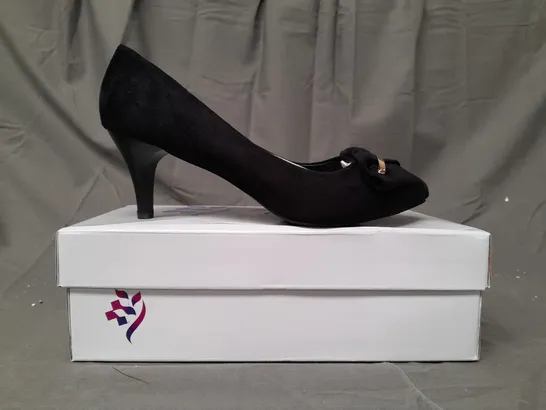 BOX OF APPROXIMATELY 18 PAIRS OF LAVANDA U6866 HEELED SLIP-ON SHOES IN BLACK W. ROSE GOLD EFFECT DETAIL - VARIOUS SIZES