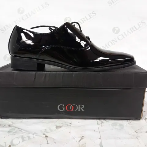 BOXED PAIR OF GOOR LACE UP SHOES IN GLOSSY BLACK SIZE 5